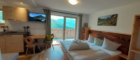 1 quarto, cofres nos quartos, ferros/tábuas de passar roupa