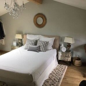 4 dormitoris, escriptori i planxa i posts de planxar 