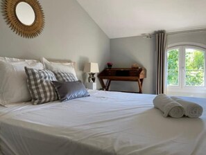 4 chambres, bureau, fer et planche à repasser, lit parapluie