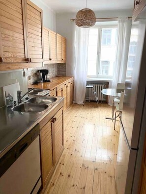 Jääkaappi, mikroaaltouuni, uuni, liesi