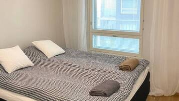 2 habitaciones, tabla de planchar con plancha y cuna de viaje