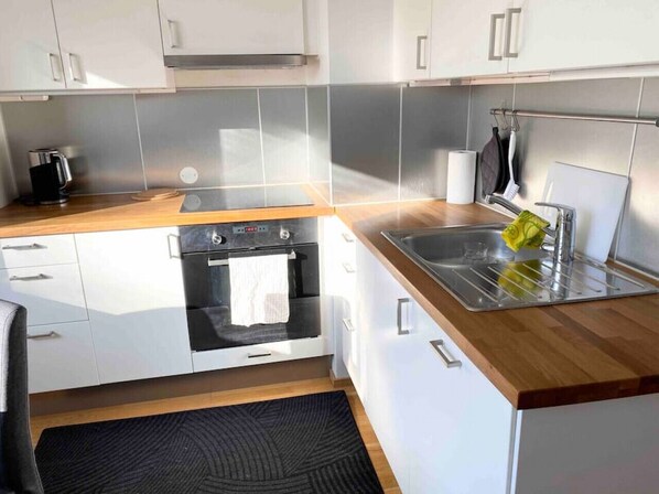 Frigorífico, microondas, horno y placa de cocina