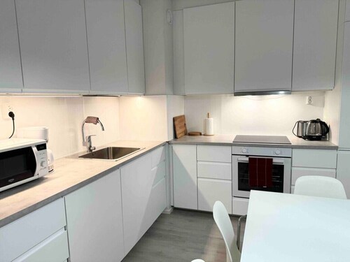 #PIHLAJISTO · Spacious 4-bedroom condo with patio, free parking