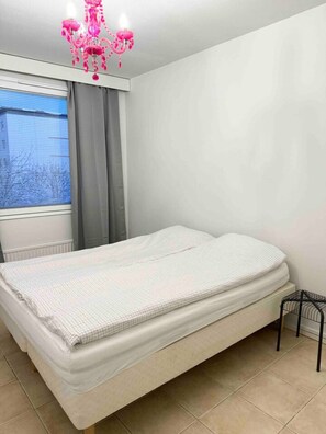 4 habitaciones, escritorio, tabla de planchar con plancha y wifi 