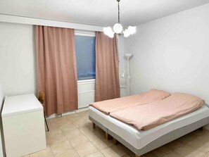 4 bedrooms, desk, iron/ironing board, WiFi