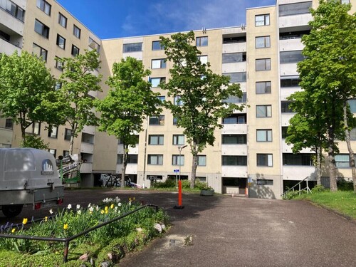 #PIHLAJISTO · Spacious 4-bedroom condo with patio, free parking