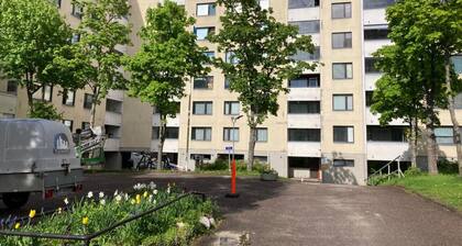 #PIHLAJISTO · Spacious 4-bedroom condo with patio, free parking