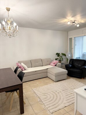 TV - #PIHLAJISTO · Spacious 4-bedroom condo with patio, free parking (Helsinki)