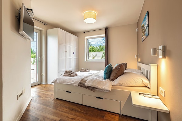 6 bedrooms, laptop workspace, free WiFi, bed sheets