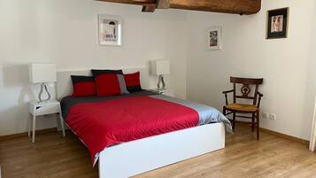 3 slaapkamers, een strijkplank/strijkijzer, reisbedje, gratis wifi