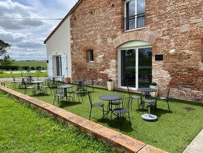 تناول الطعام بالخارج