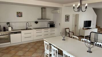 Een koelkast, een microgolfoven, een oven, een kookplaat