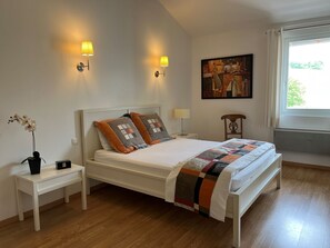 2 slaapkamers, een strijkplank/strijkijzer, reisbedje, wifi