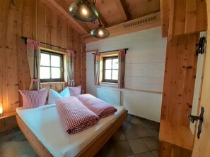 3 bedrooms, in-room safe, iron/ironing board, travel crib