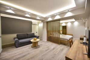Deluxe Suite | In-room safe, desk, soundproofing, iron/ironing board