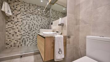 Deluxe Suite | Bathroom | Slippers, towels