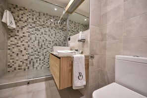 Deluxe Suite | Bathroom | Slippers, towels