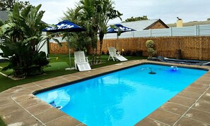 Una piscina al aire libre