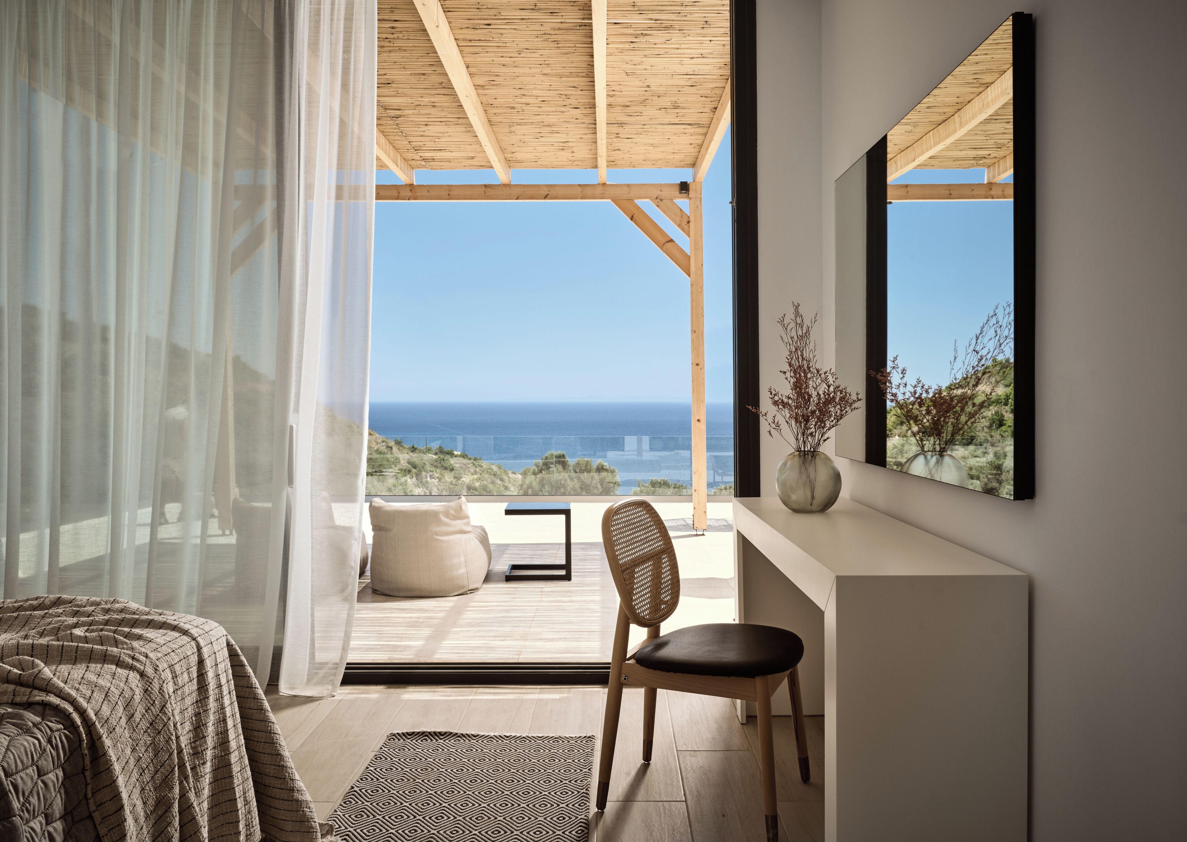 3 عدّة غرف نوم وخزنة داخل الغرفة وتجهيزات عازلة للصوت ومكواة/لوح كي