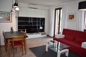 Living area - Renovierte Wohnung/ Pool/ TV/ Wlan/ Garage/ Familiy Friendly (Colà)