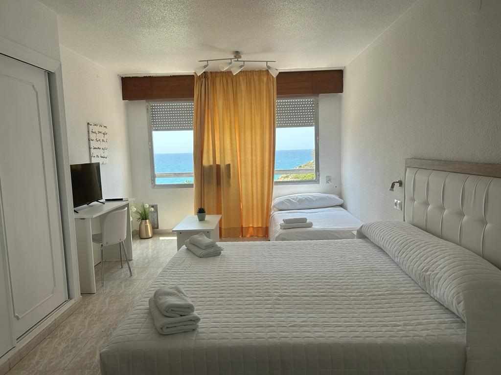 1 dormitorio, escritorio, tabla de planchar con plancha y cuna de viaje