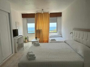 1 slaapkamer, een bureau, een strijkplank/strijkijzer, reisbedje