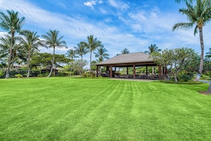 Property grounds - 🏖️Kulalani Townhome w/ Mountain Views + Beach Club Access (Kamuela)
