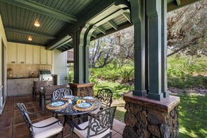 Relax under the pergola, surrounded by lush greenery and a fully equipped kitchen.