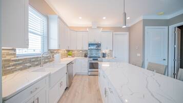 Frigorífic, microones, forn i placa de cuina