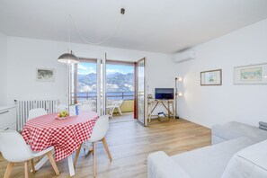 TV - Garden Residence Malcesine Lake View Apartment 41 (Malcesine)