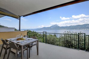 Outdoor dining - Pai Superior Apartment Ora (Torri del Benaco)