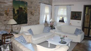 Smart-TV, Kamin, DVD-Player, Tischtennisplatte