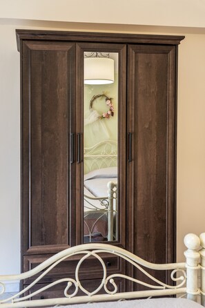 2 عدّة غرف نوم ومكواة/لوح كي وواي فاي وملاءات أسرّة