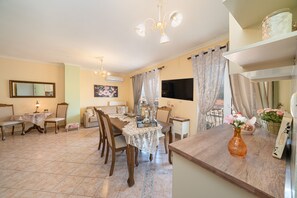 Dining - AIGLI ELEGANT SEA VIEW APARTMENT IN ARGOSTOLI (Αργοστόλι)