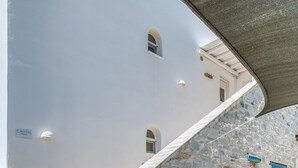 Una escalera de piedra que lleva a un edificio blanco con una puerta azul.