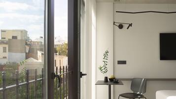 Studio | In-room safe, blackout drapes, soundproofing, iron/ironing board