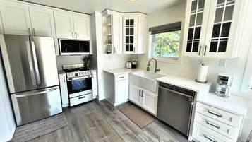 Geladeira, micro-ondas, fogão, cooktop