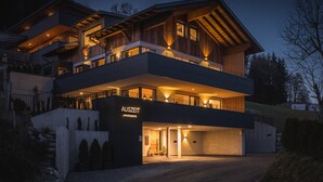 A modern two-story building with a sign reading "AUSZEIT APARTMENTS." - Apartment Auszeitmit in the Salzburger Sportwelt vacation region (Eben im Pongau)