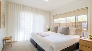 4 bedrooms, iron/ironing board, travel cot, WiFi - The Treehouse Vincentia by Latitude South Coast (Vincentia)