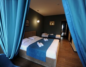 Kolmen hengen deluxe-huone | Minibaari, tallelokero huoneessa, pimennysverhot, silitysrauta/-lauta