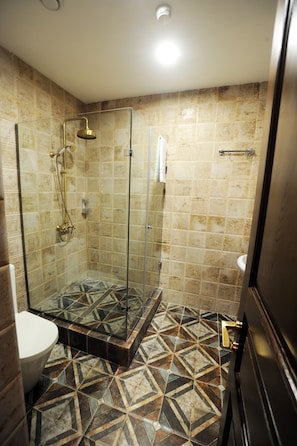 Chambre luxueuse | Salle de bain | Douche, articles de toilette (gratuits), séchoir à cheveux, pantoufles