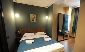 Chambre triple Deluxe | Minibar, coffre-fort, rideaux d’obscurcissement