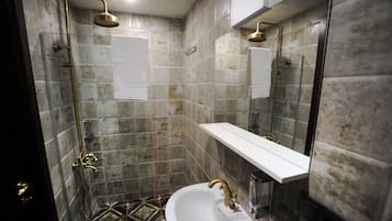 Habitación estándar con 2 camas individuales | Baño | Ducha, artículos de higiene personal gratuitos y secador de pelo
