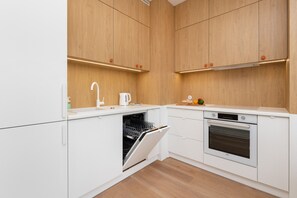 Dishwasher, cookware/dishes/utensils