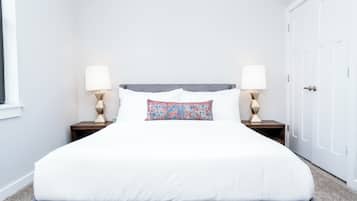 Apartemen, 2 kamar tidur | Ruang kerja ramah laptop, setrika/meja setrika, dan Wi-Fi gratis
