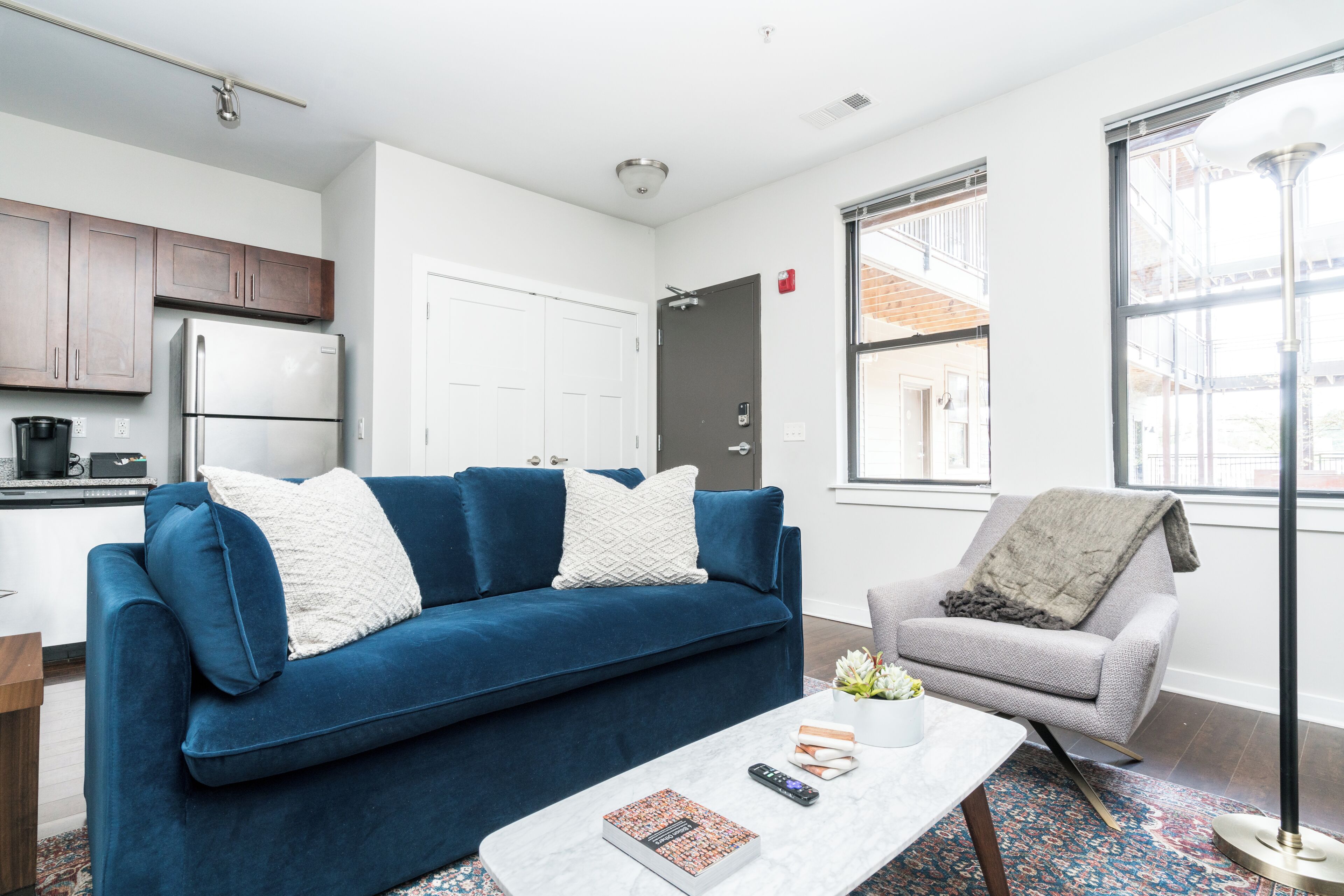 Departamento, 2 habitaciones | Área de sala de estar | Smart TV de 43 pulgadas con canales digitales, televisión y Netflix 