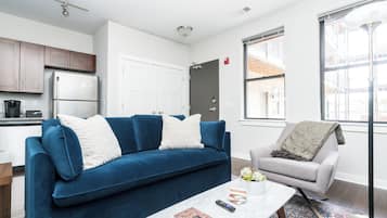 Departamento, 2 habitaciones | Área de sala de estar | Smart TV de 43 pulgadas con canales digitales, televisión y Netflix