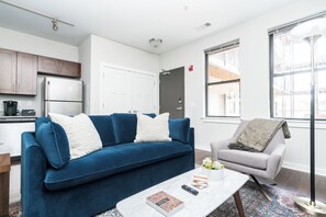 Departamento, 2 habitaciones | Área de sala de estar | Smart TV de 43 pulgadas con canales digitales, televisión y Netflix
