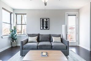 豪華公寓, 3 間臥室, 非吸煙房 | 起居區 | 43-吋智慧型電視、數位頻道、電視、Netflix