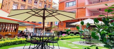 32-inch flat-screen TV with cable channels, TV